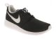 Basket Nike roshe one junior noir et argent 599728 021.