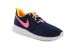 Basket Nike Roshe Run junior en bleu marine et rose.