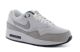 Basket Nike air max 1 essential dame blanc et gris 599820 111.